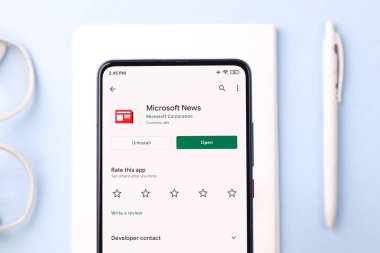 Assam, Hindistan - 10 Nisan 2021: Telefon ekranında Microsoft haber logosu.