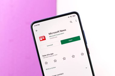 Assam, Hindistan - 10 Nisan 2021: Telefon ekranında Microsoft haber logosu.