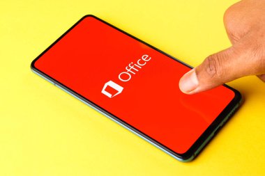 Assam, Hindistan - 10 Nisan 2021: Microsoft Ofis logosu telefon ekranı görüntüsü.