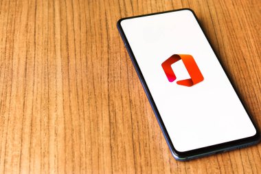 Assam, Hindistan - 10 Nisan 2021: Microsoft Ofis logosu telefon ekranı görüntüsü.