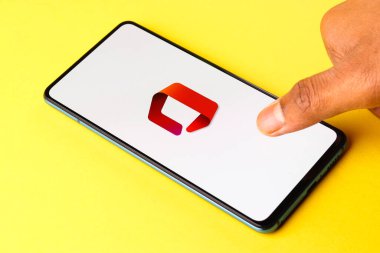 Assam, Hindistan - 10 Nisan 2021: Microsoft Ofis logosu telefon ekranı görüntüsü.