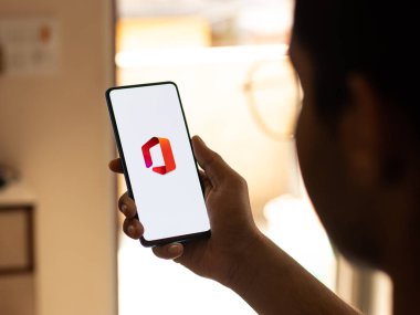 Assam, Hindistan - 10 Nisan 2021: Microsoft Ofis logosu telefon ekranı görüntüsü.