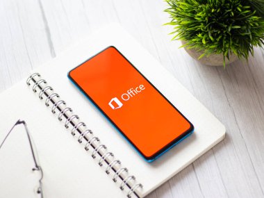 Assam, Hindistan - 10 Nisan 2021: Microsoft Ofis logosu telefon ekranı görüntüsü.