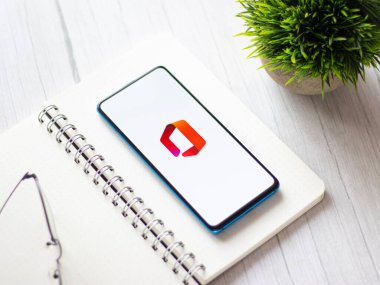 Assam, Hindistan - 10 Nisan 2021: Microsoft Ofis logosu telefon ekranı görüntüsü.