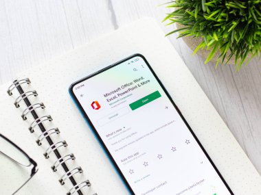 Assam, Hindistan - 10 Nisan 2021: Microsoft Ofis logosu telefon ekranı görüntüsü.