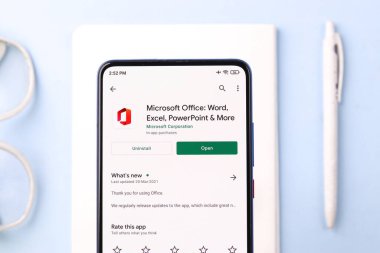 Assam, Hindistan - 10 Nisan 2021: Microsoft Ofis logosu telefon ekranı görüntüsü.