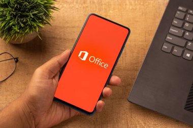 Assam, Hindistan - 10 Nisan 2021: Microsoft Ofis logosu telefon ekranı görüntüsü.