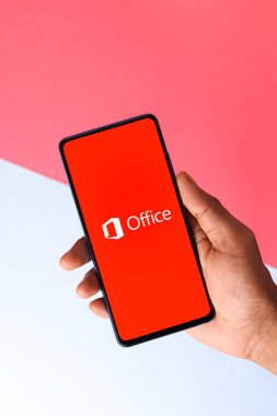 Assam, Hindistan - 10 Nisan 2021: Microsoft Ofis logosu telefon ekranı görüntüsü.