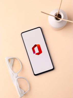 Assam, Hindistan - 10 Nisan 2021: Microsoft Ofis logosu telefon ekranı görüntüsü.