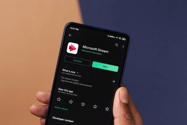 Batı Bangal, Hindistan - 11 Kasım 2021: Microsoft Stream logosu telefon ekranı görüntüsü.