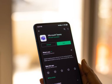 Microsoft takımlarının logosu telefon ekranı stok görüntüsü üzerinde.