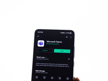 Microsoft takımlarının logosu telefon ekranı stok görüntüsü üzerinde.