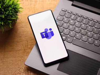 Microsoft takımlarının logosu telefon ekranı stok görüntüsü üzerinde.