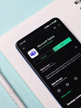 Microsoft takımlarının logosu telefon ekranı stok görüntüsü üzerinde.