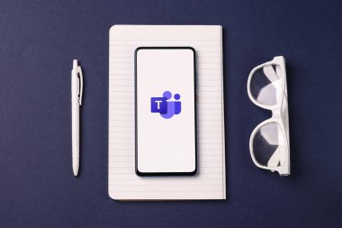 Microsoft takımlarının logosu telefon ekranı stok görüntüsü üzerinde.