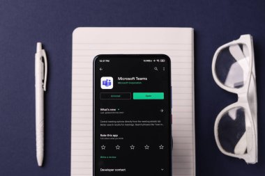 Microsoft takımlarının logosu telefon ekranı stok görüntüsü üzerinde.