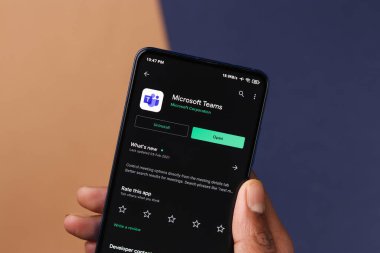 Microsoft takımlarının logosu telefon ekranı stok görüntüsü üzerinde.