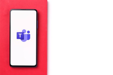 Microsoft takımlarının logosu telefon ekranı stok görüntüsü üzerinde.