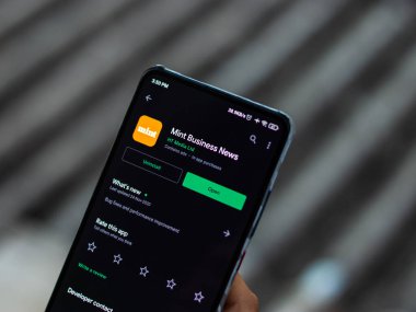 Assam, Hindistan - 29 Kasım 2020: Telefon ekranındaki nane logosu.