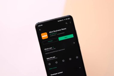 Assam, Hindistan - 29 Kasım 2020: Telefon ekranındaki nane logosu.