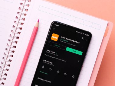 Assam, Hindistan - 29 Kasım 2020: Telefon ekranındaki nane logosu.