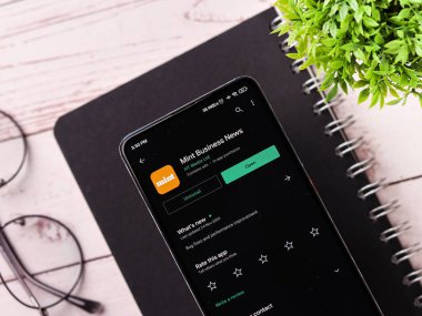 Assam, Hindistan - 29 Kasım 2020: Telefon ekranındaki nane logosu.