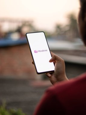 Batı Bangal, Hindistan - 09 Ekim 2021: Telefon ekranında Mindtree logosu.