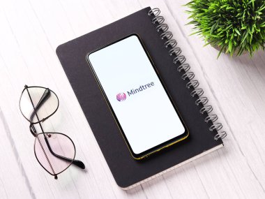 Batı Bangal, Hindistan - 09 Ekim 2021: Telefon ekranında Mindtree logosu.