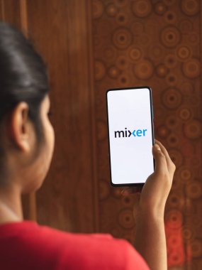 Assam, Hindistan - 19 Nisan 2021: Telefon ekranı görüntüsünde karıştırıcı logosu.