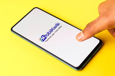 Assam, Hindistan - 10 Nisan 2021: Telefon ekranında MobiKwik logosu.