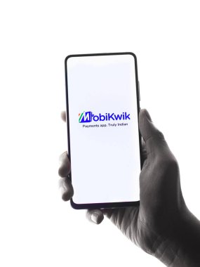 Assam, Hindistan - 10 Nisan 2021: Telefon ekranında MobiKwik logosu.