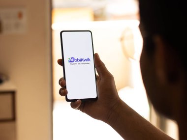 Assam, Hindistan - 10 Nisan 2021: Telefon ekranında MobiKwik logosu.