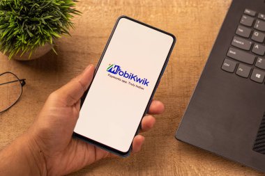 Assam, Hindistan - 10 Nisan 2021: Telefon ekranında MobiKwik logosu.