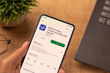 Assam, Hindistan - 10 Nisan 2021: Telefon ekranında MobiKwik logosu.