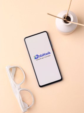 Assam, Hindistan - 10 Nisan 2021: Telefon ekranında MobiKwik logosu.