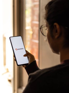 Assam, Hindistan - 19 Şubat 2021: Telefon ekranında Moomoo logosu.