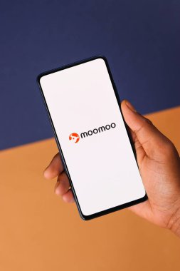 Assam, Hindistan - 19 Şubat 2021: Telefon ekranında Moomoo logosu.