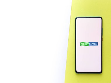 Assam, Hindistan - 15 Ocak 2020: Telefon ekranı görüntüsünde para kontrol logosu.