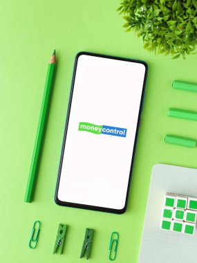 Assam, Hindistan - 15 Ocak 2020: Telefon ekranı görüntüsünde para kontrol logosu.