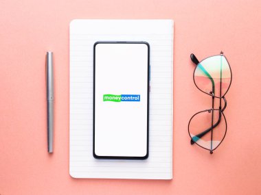 Assam, Hindistan - 15 Ocak 2020: Telefon ekranı görüntüsünde para kontrol logosu.