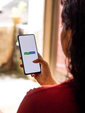 Assam, Hindistan - 15 Ocak 2020: Telefon ekranı görüntüsünde para kontrol logosu.