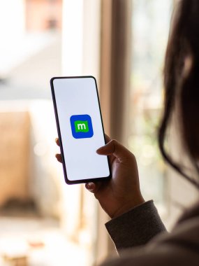 Assam, Hindistan - 15 Ocak 2020: Telefon ekranı görüntüsünde para kontrol logosu.