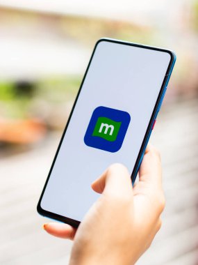 Assam, Hindistan - 15 Ocak 2020: Telefon ekranı görüntüsünde para kontrol logosu.