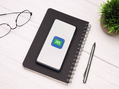 Assam, Hindistan - 15 Ocak 2020: Telefon ekranı görüntüsünde para kontrol logosu.