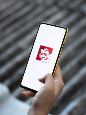 Assam, Hindistan - 29 Ekim 2020: MPL uygulama logosu telefon ekranı görüntüsü.