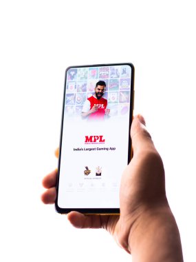 Assam, Hindistan - 29 Ekim 2020: MPL uygulama logosu telefon ekranı görüntüsü.