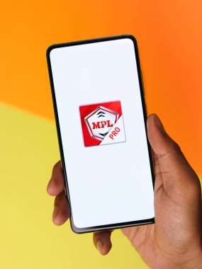 Assam, Hindistan - 29 Ekim 2020: MPL uygulama logosu telefon ekranı görüntüsü.
