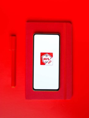 Assam, Hindistan - 29 Ekim 2020: MPL uygulama logosu telefon ekranı görüntüsü.