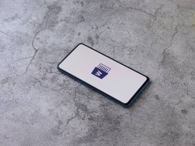 Assam, Hindistan - 6 Eylül 2020: Telefon ekranında Bayan Word logosu.