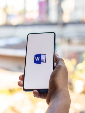 Assam, Hindistan - 6 Eylül 2020: Telefon ekranında Bayan Word logosu.